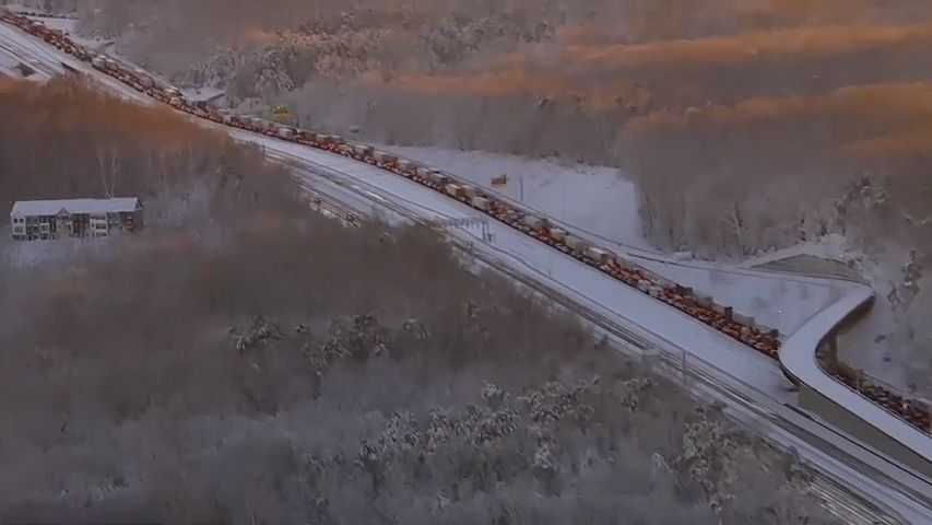 Záběry ukazují zoufalství na dálnici. Stovky řidičů uvěznila sněhová bouře